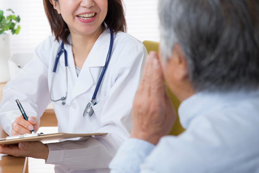 医師と飼い主さまのご相談をイメージした写真